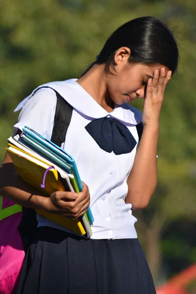 Dívka Student Pod Stresem Nosit Školní Uniformu Notebooky — Stock fotografie
