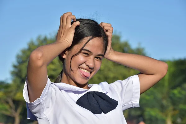 Filipina Juvenil Fazendo Caras Engraçadas Vestindo Bowtie — Fotografia de Stock