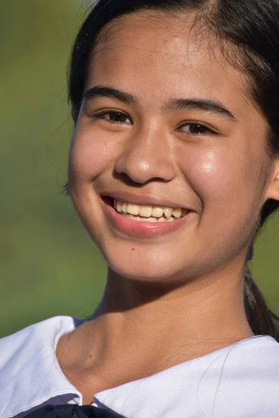 Μια Νεαρή Φιλιππινέζα Γυναίκα Χαμογελώντας Closeup — Φωτογραφία Αρχείου