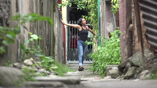 Ευτυχισμένη Γυναίκα Περπατώντας Στο Μικρό Δρομάκι — Αρχείο Βίντεο