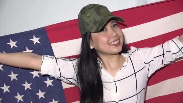 Szczęśliwa Azjatka Flagą Usa — Wideo stockowe