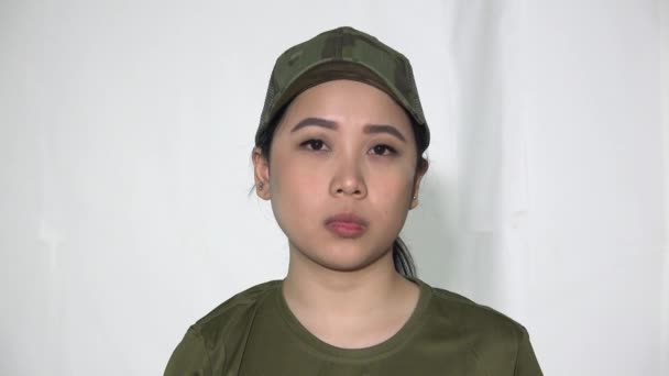 Seorang Tentara Asia Tentara Perempuan Terisolasi — Stok Video