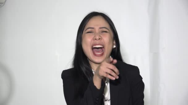 アジアのビジネス女性が孤立して笑っている — ストック動画