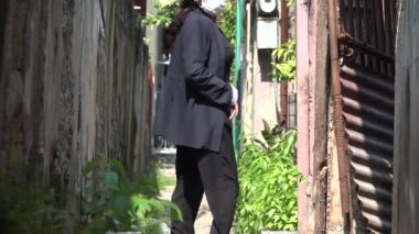 Sokakta Yürüyen Yüz Maskesi Giyen Kadın