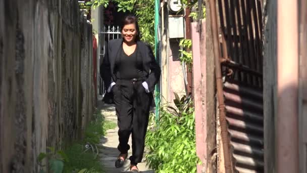 Ευτυχισμένες Ασιάτισσες Περπατάνε Και Πηδάνε Στο Alley — Αρχείο Βίντεο