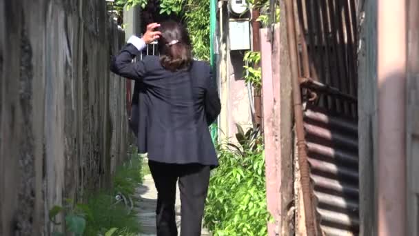 Ενηλίκων Γυναίκα Περπάτημα Μικρή Alleyway — Αρχείο Βίντεο
