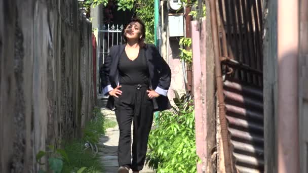 Fiers Heureux Asiatique Femme Marche Souriant — Video