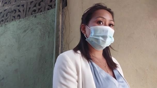 Seorang Wanita Mengenakan Bedah Facemask — Stok Video