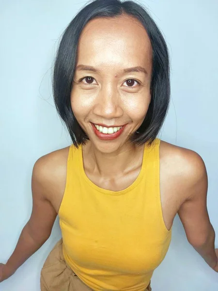 Una Joven Asiática Sonriendo Aislada — Foto de Stock