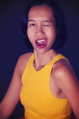 Göz Kırpan Çekici Azınlık Kadın İzole Edildi