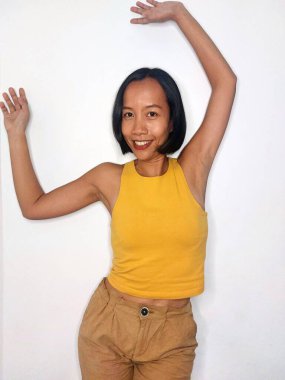 Çekici bir Asyalı Kadın Dans Ediyor