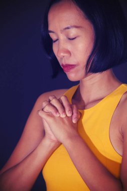 İbadete Bekar Güzel Asyalı Kadın