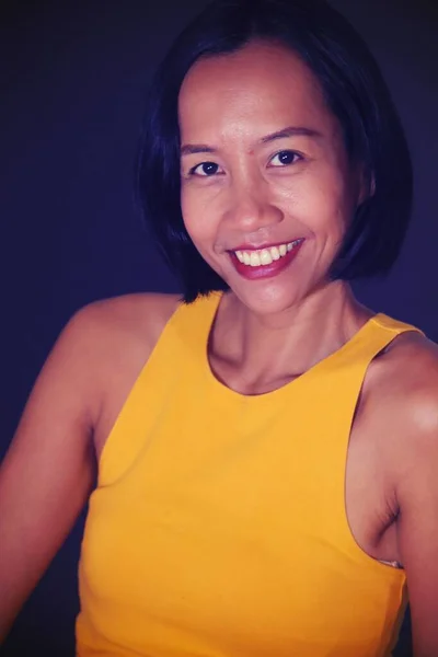 Ett Feminint Asiatiskt Kvinnligt Porträtt Isolerat — Stockfoto