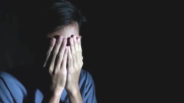 Acı çeken Asyalı kadın, depresyon, zihinsel bozukluk, depresyon, endişe ve depresyon, endişe ve endişe.