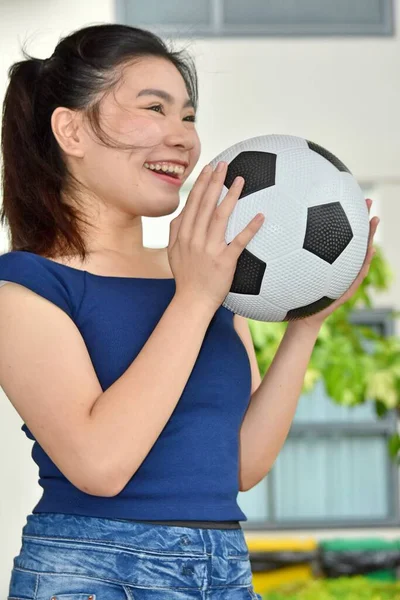 Sorridente Giocatore Calcio Femminile Cinese — Foto Stock
