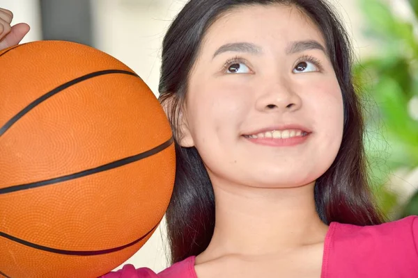Sorridente Forma Asiatica Giocatore Basket Femminile Con Pallacanestro — Foto Stock