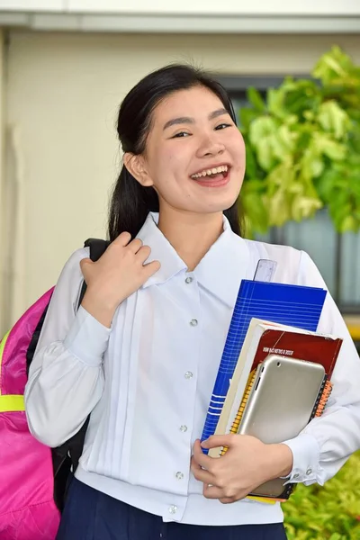 Diversa Escuela Chica Estudiante Adolescente Sonriendo — Foto de Stock