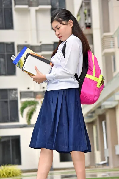 キャンパスに立つ本と制服を着た無感情な若いフィリピン人 — ストック写真