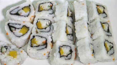 Bir suşi Maki Pilavlı rulo