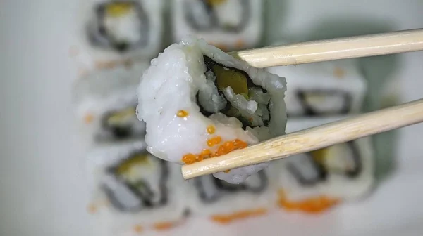Chopstick Uri Holding Sushi Maki Rolls Orez — Fotografie, imagine de stoc