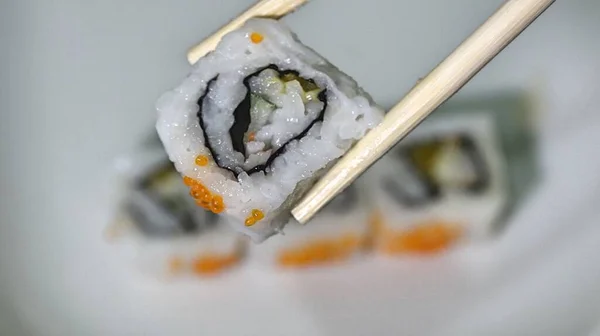 Chopsticks Holding Sushi Maki Rollen Met Rijst — Stockfoto