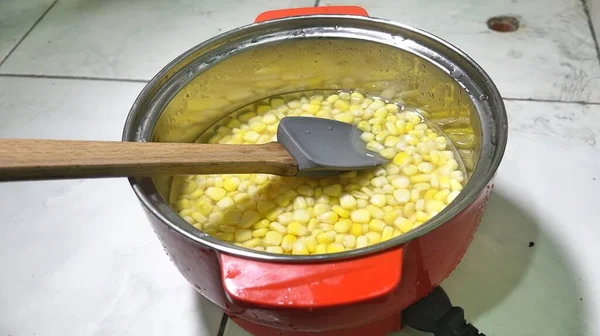 Μαγειρική Κατσαρόλα Καλαμπόκι Πυρήνα Και Κουτάλι — Φωτογραφία Αρχείου