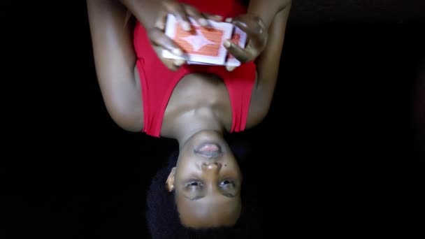 黒の上に隔離されたカードの大人のアフリカの女性シャッフルデッキ — ストック動画