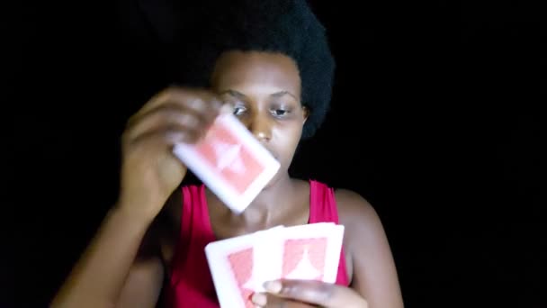 Donna Africana Adulta Che Tiene Carte Isolate Sul Nero — Video Stock