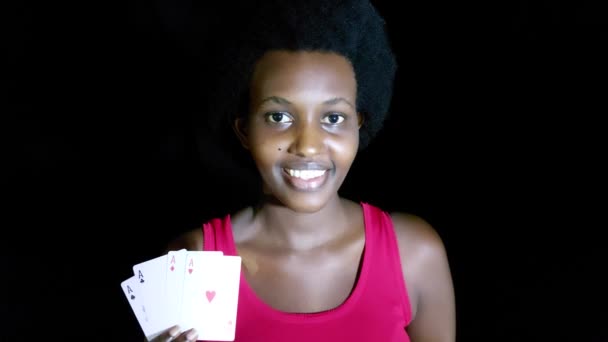 Adulto Africano Mulher Segurando Ases Jogando Cartas Isoladas Preto — Vídeo de Stock