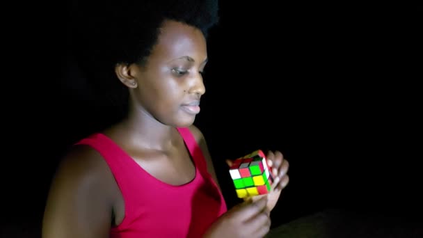 Adulto Africano Donna Logica Puzzle Isolato Nero — Video Stock