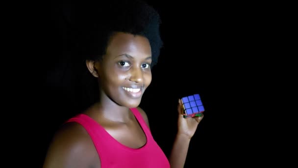 Adulto Africano Donna Con Puzzle Giocattolo Isolato Nero — Video Stock