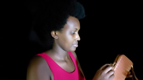 Mujer Africana Adulta Con Bolso Aislado Negro — Vídeos de Stock