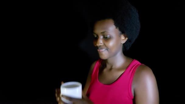 Africano Adulto Hembra Celebración Café Taza Aislado — Vídeo de stock