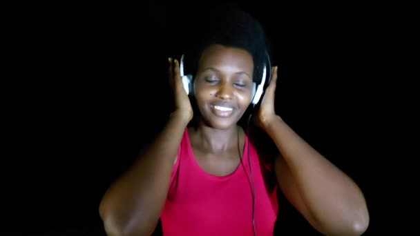 African Adult Vrouw Luisteren Naar Muziek — Stockvideo