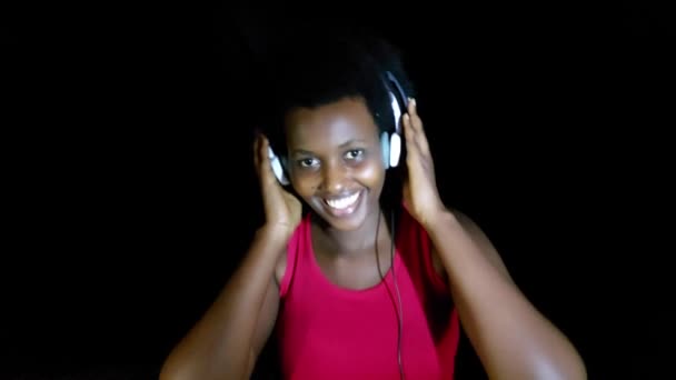 Een Afrikaanse Volwassen Vrouw Draagt Headsets — Stockvideo