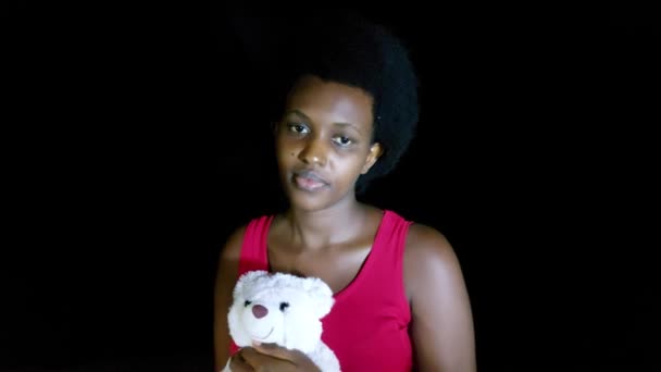 Smutná Africká Dospělá Žena Medvídkem — Stock video