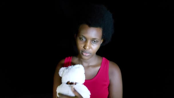 Traurige Erwachsene Afrikanerin Hält Stofftier Der Hand — Stockvideo