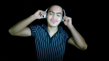 Müzik Kulaklığı Dinleyen Asyalı Adam