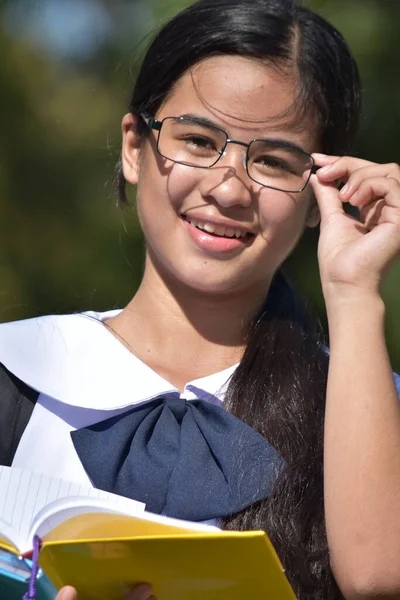 Филиппинская Студентка Улыбается Блокнотами — стоковое фото