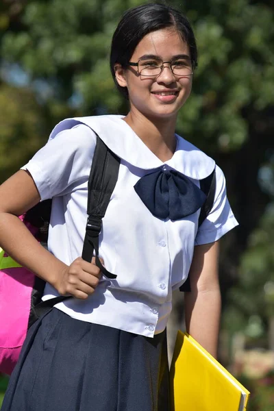 Έφηβη Μαθήτρια Και Ευτυχισμένη Φορώντας Γυαλιά Βιβλία — Φωτογραφία Αρχείου