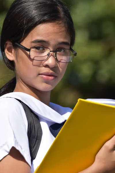 Eine Junge Philippinische Studentin Liest — Stockfoto