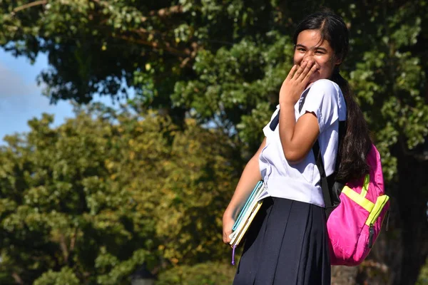 Bashful Bonito Filipina Menina Estudante Vestindo Uniforme Com Mochila — Fotografia de Stock