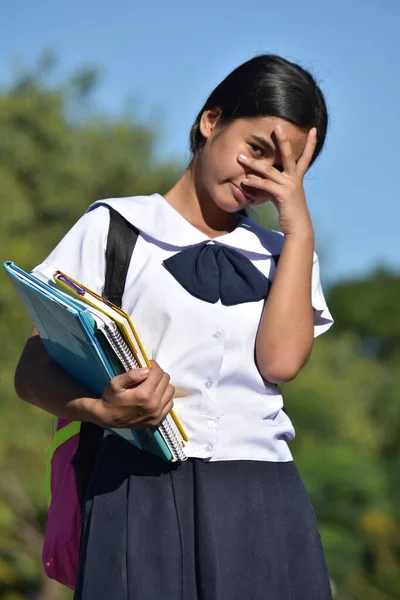 Estudante Feminina Bonita Sob Estresse Vestindo Uniforme Escolar Com Livros — Fotografia de Stock
