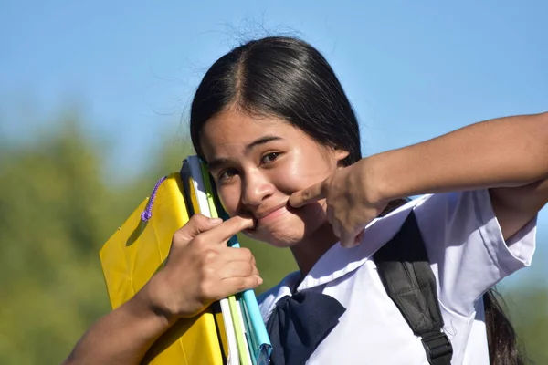 Filipinli Kız Öğrenci Okul Üniforması Giyerek Komik Yüzler Yapıyor — Stok fotoğraf