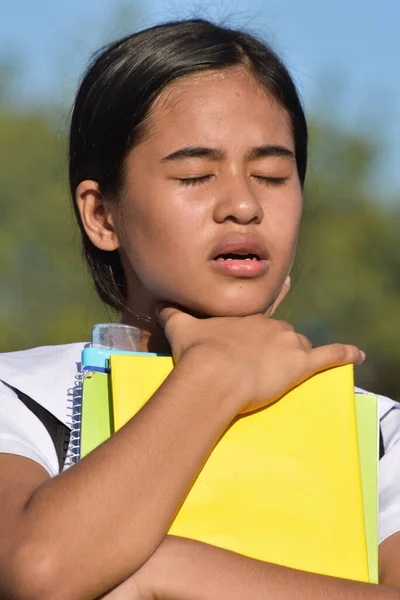Juvenil Filipina Chica Asfixia Con Libros — Foto de Stock