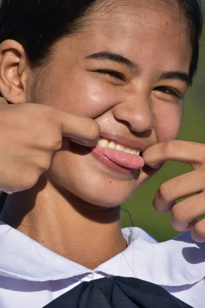 Filipina Meisje Maken Grappige Gezichten Close — Stockfoto
