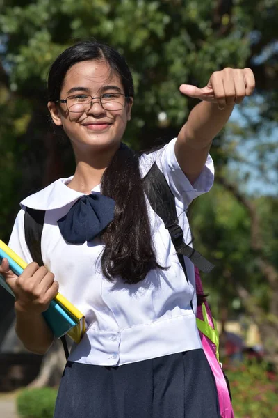 Stolta Unga Filipina Student Tonåring Skola Flicka Bär Glasögon — Stockfoto