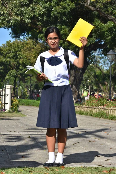 Pozowanie Słodkie Filipińska Dziewczyna Student Książki Stojące — Zdjęcie stockowe