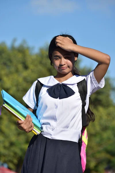 Confuso Bonito Filipina Escola Menina Com Livros Didáticos — Fotografia de Stock