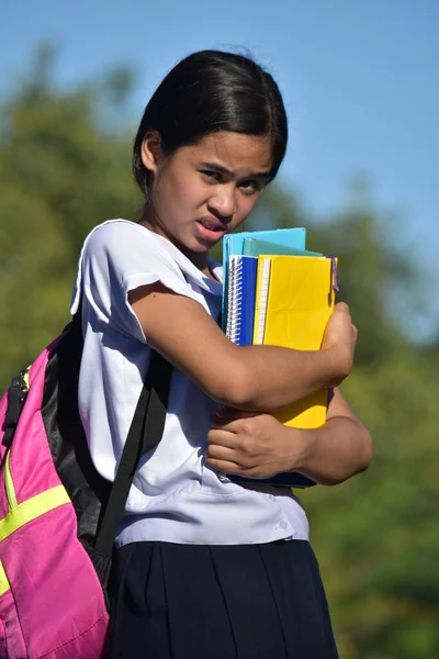 年轻多姿多彩的女生和穿着书包的愤怒 — 图库照片